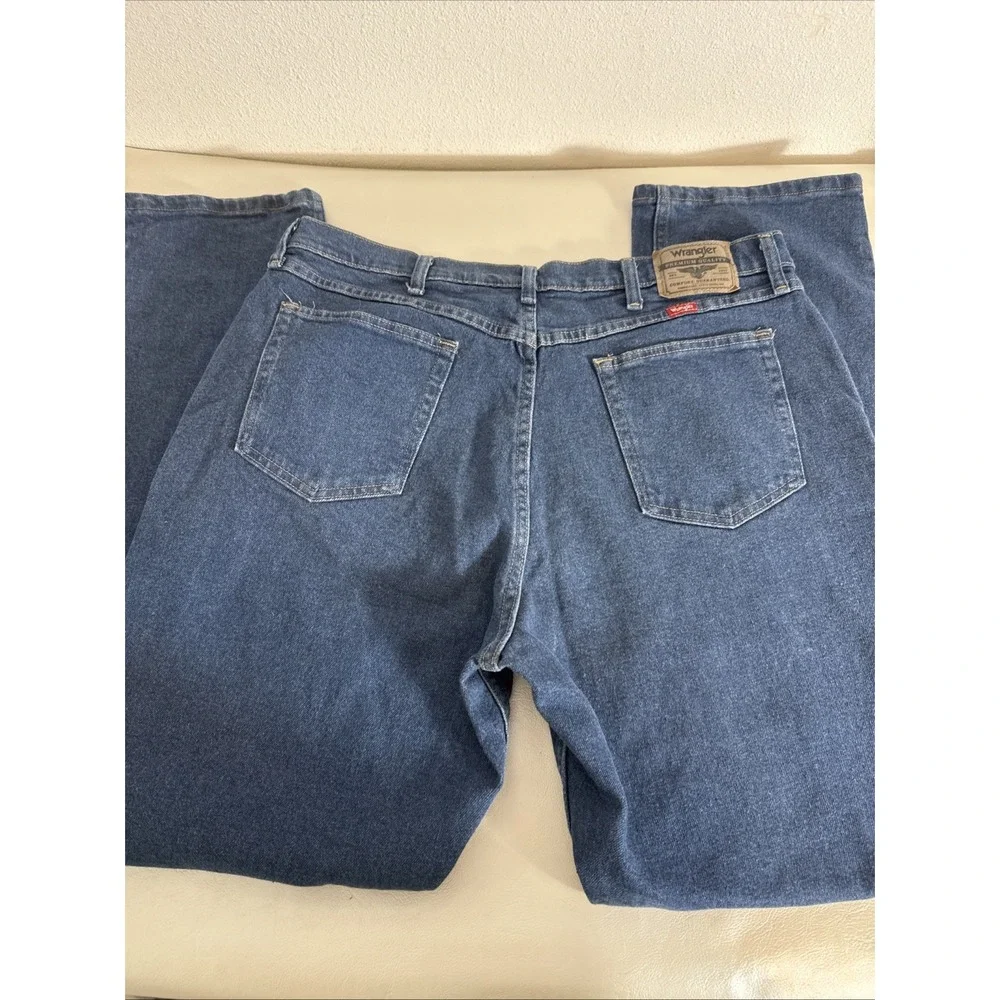 Wrangler ~ Relaxed Fit ~ Men's Size 38x34 Blue Low Stretch Denim Jeans ~ NWT